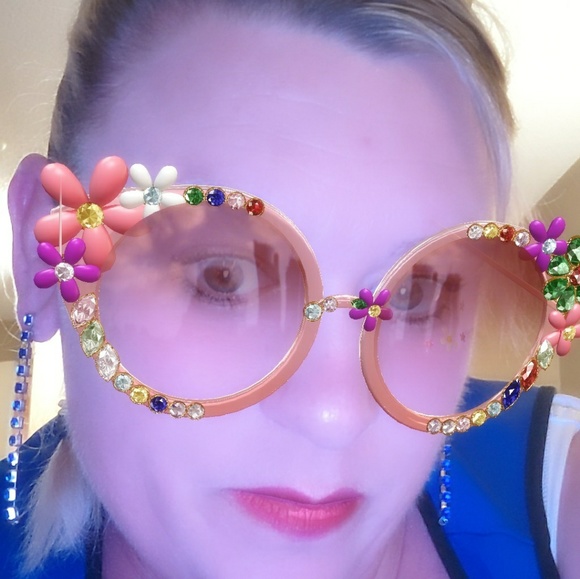 Meet your Posh Ambassador, Jilleen 🌞 - Picture 3 of 4